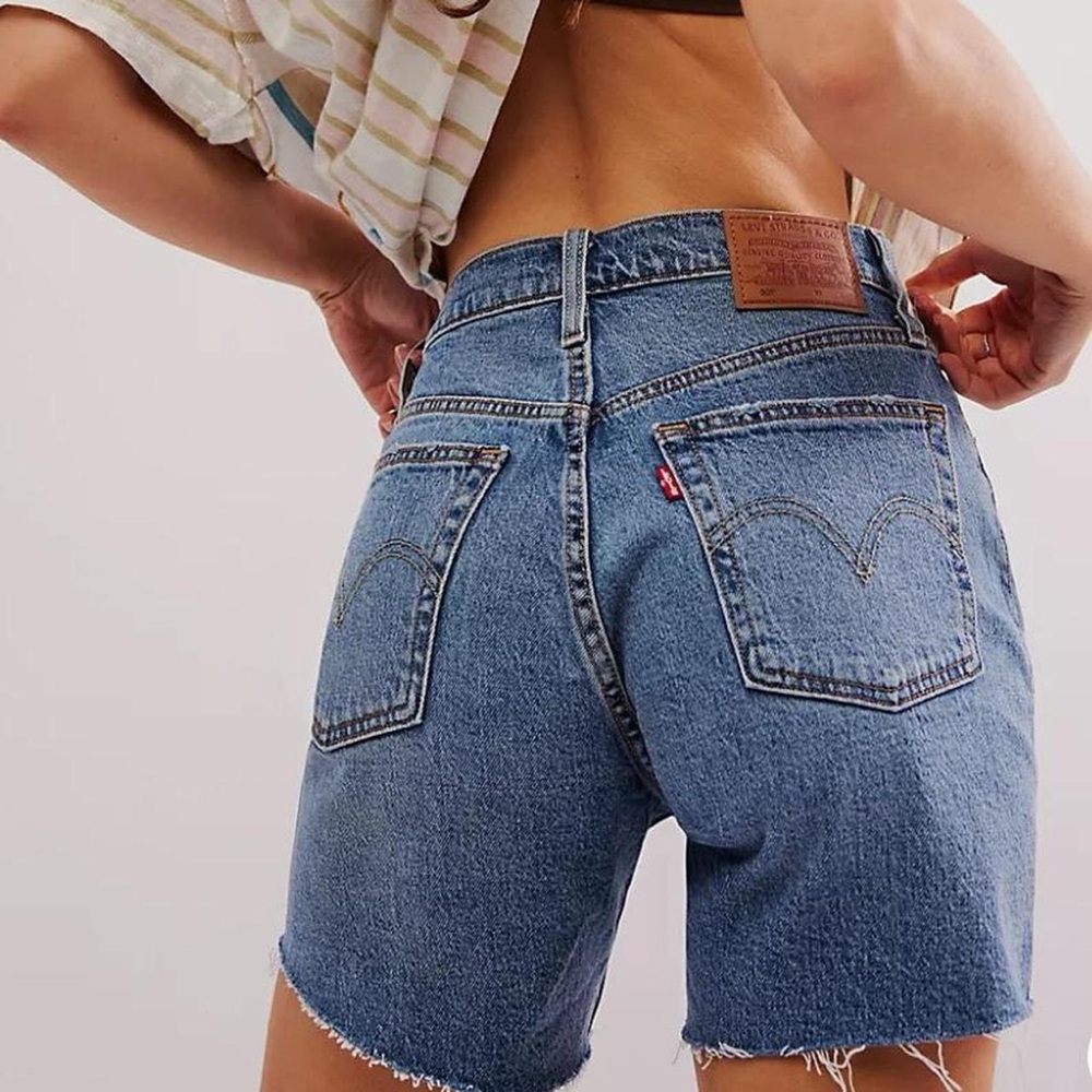Levis 501 MID THIGH WOMEN'S SHORTS
In odeon